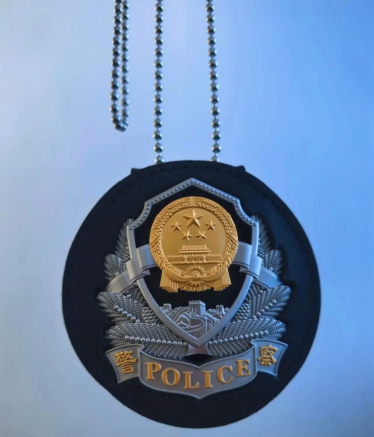 这款毛衣挂件真是让人眼前一亮,乍一看像是帽徽的