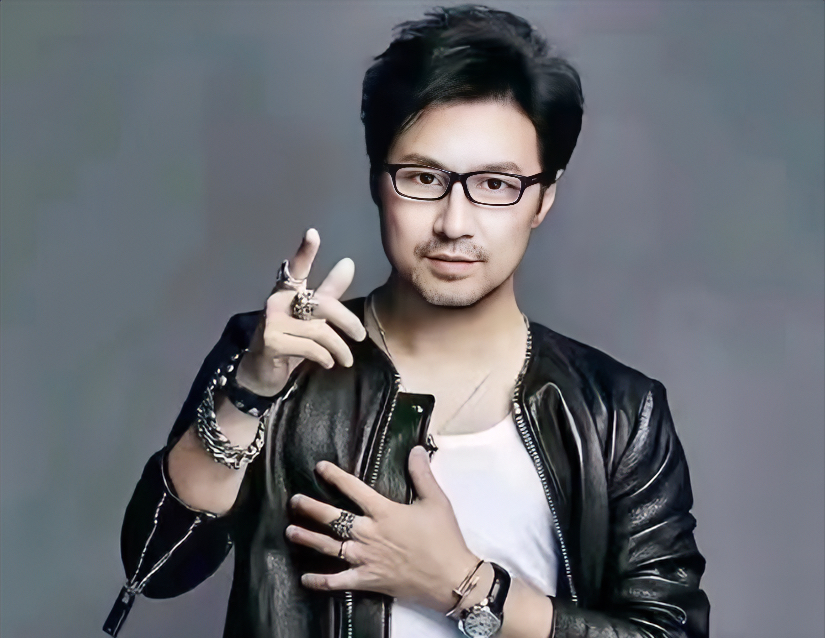 当初汪峰向章子怡求婚那场面,无人机吊着大钻戒,蛋糕上写着嫁给我