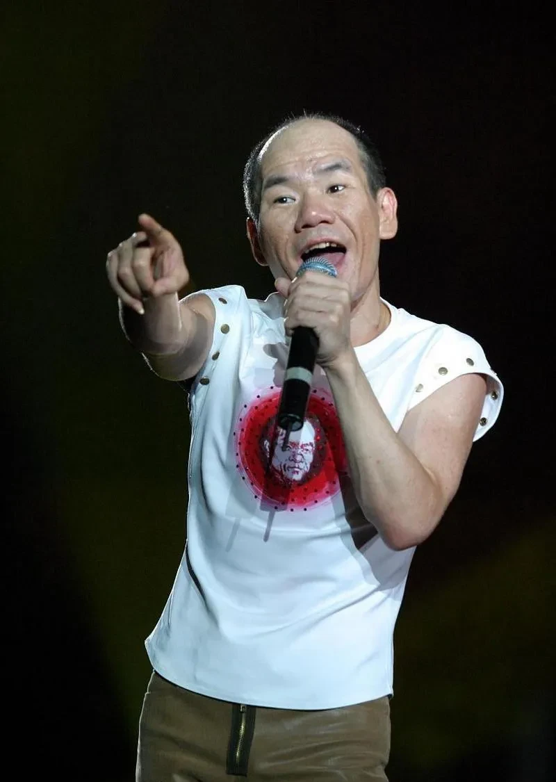 听说,长相一般但唱得超棒的赵传他妈去世了,活了整整100岁