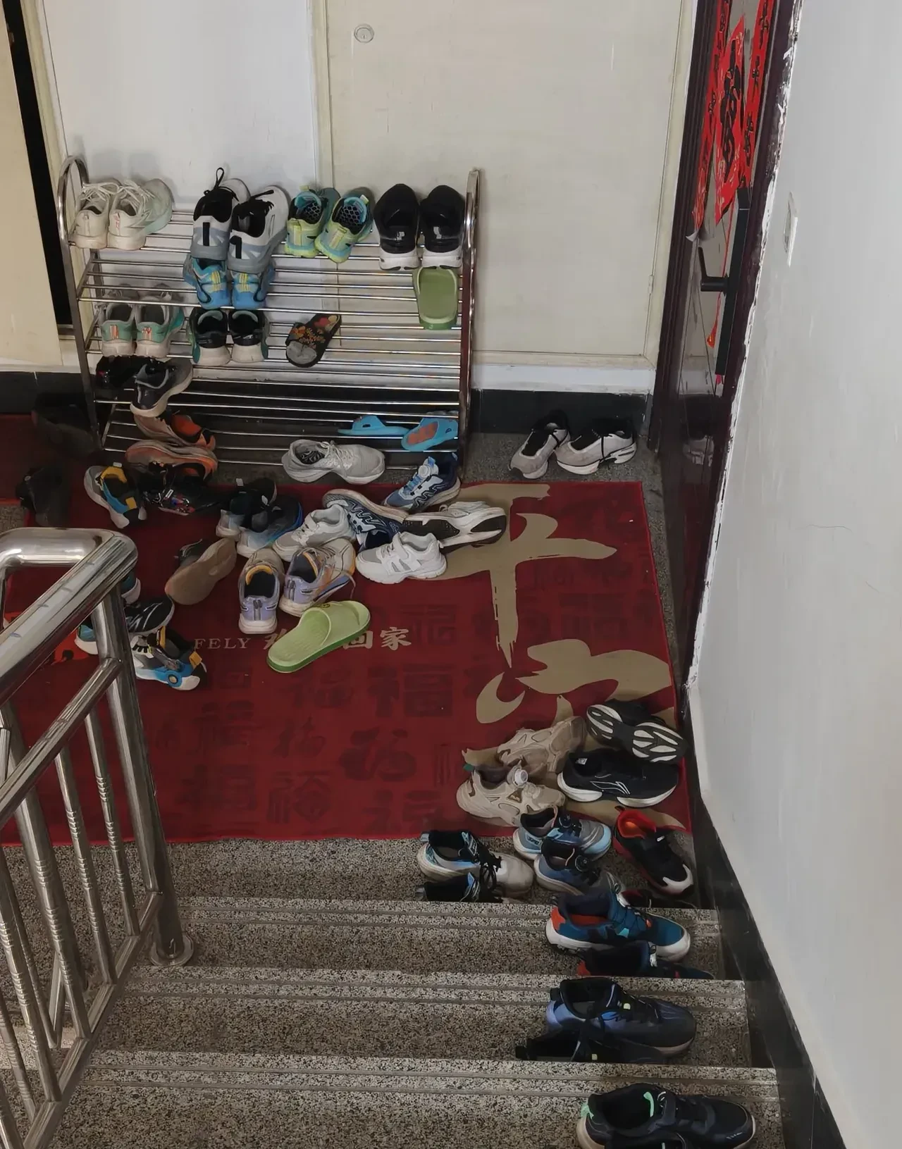 以前她就是个风风火火的主妇,现在开了个小饭桌,每天中午楼道里全是小