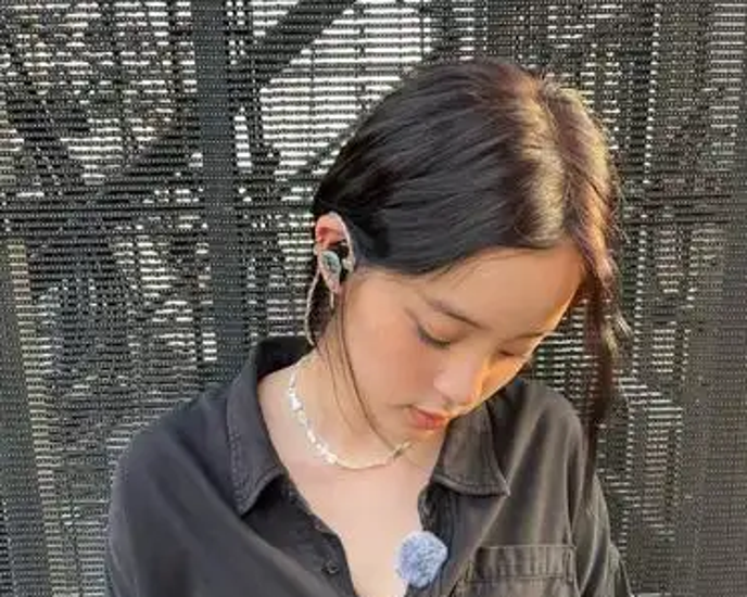 欧阳娜娜最近在社交媒体上发了一组全黑造型的照片,粉丝直呼好酷