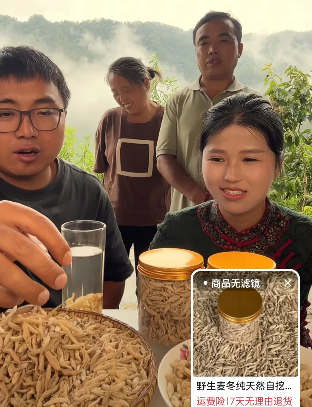 湘西冬宝,选择今天星期六8点左右就开始了直播卖货,冬宝和刘薇今天卖