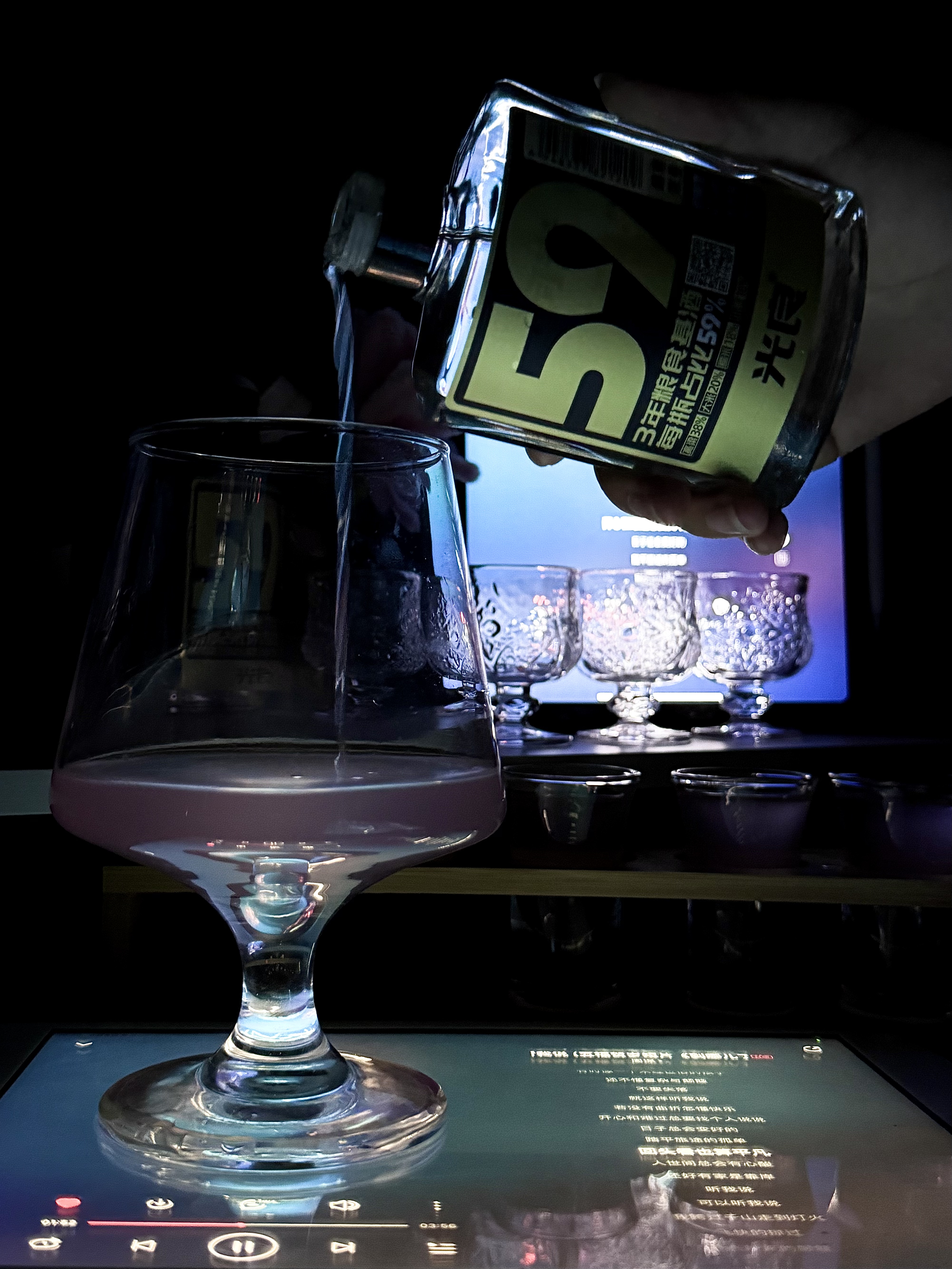 举高倒满酒的杯子图片自己给自己倒酒的图片男生举酒图片酒瓶酒杯倒酒