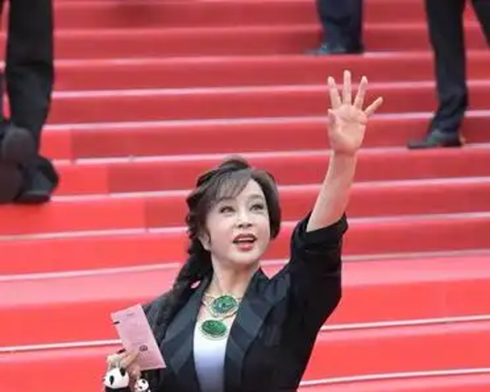 刘晓庆收藏了多少翡翠(刘晓庆收藏了多少翡翠手镯)