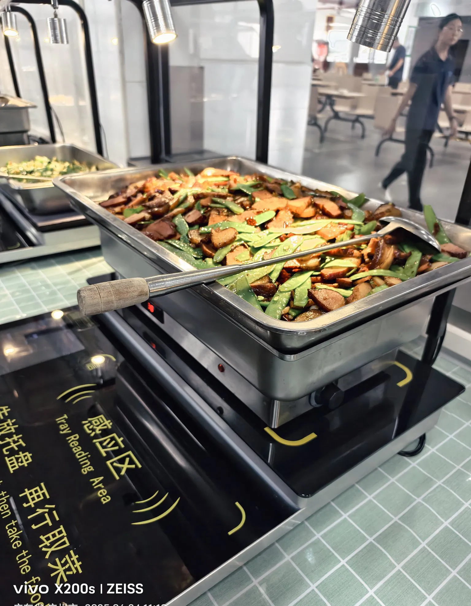 58岁的我通过熟人介绍找到这个厂包吃包住,伙食这么