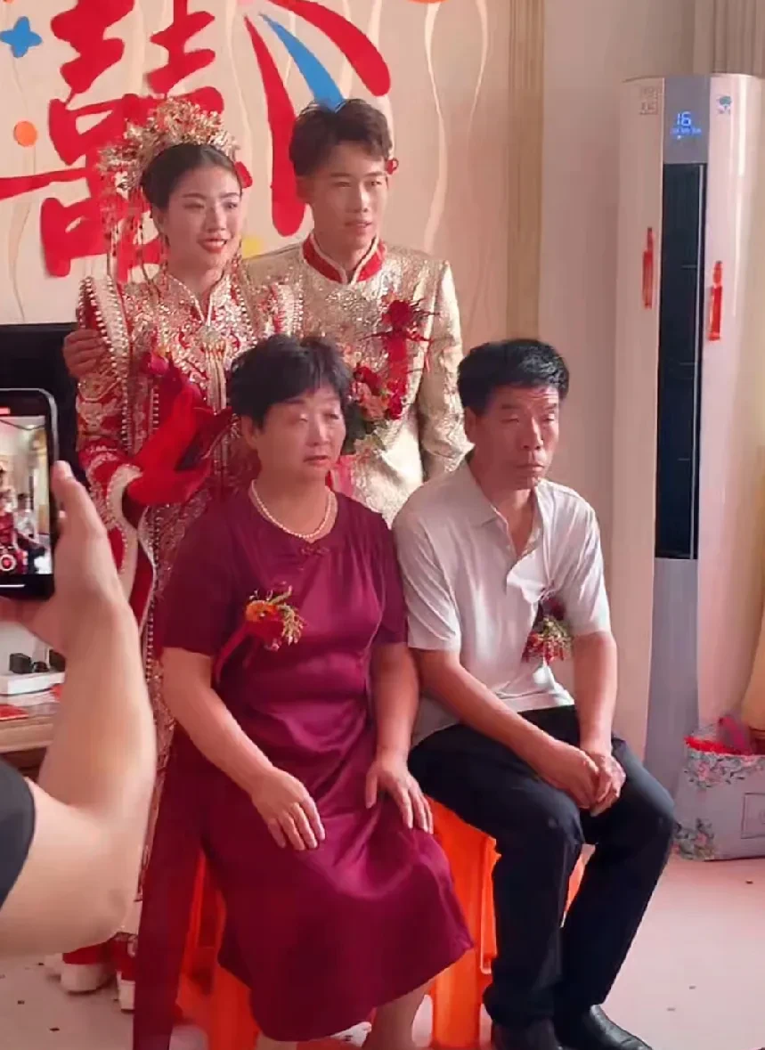 聪聪终于接到美丽的新娘,给新娘戴上胸花,穿上鞋子,准备出发