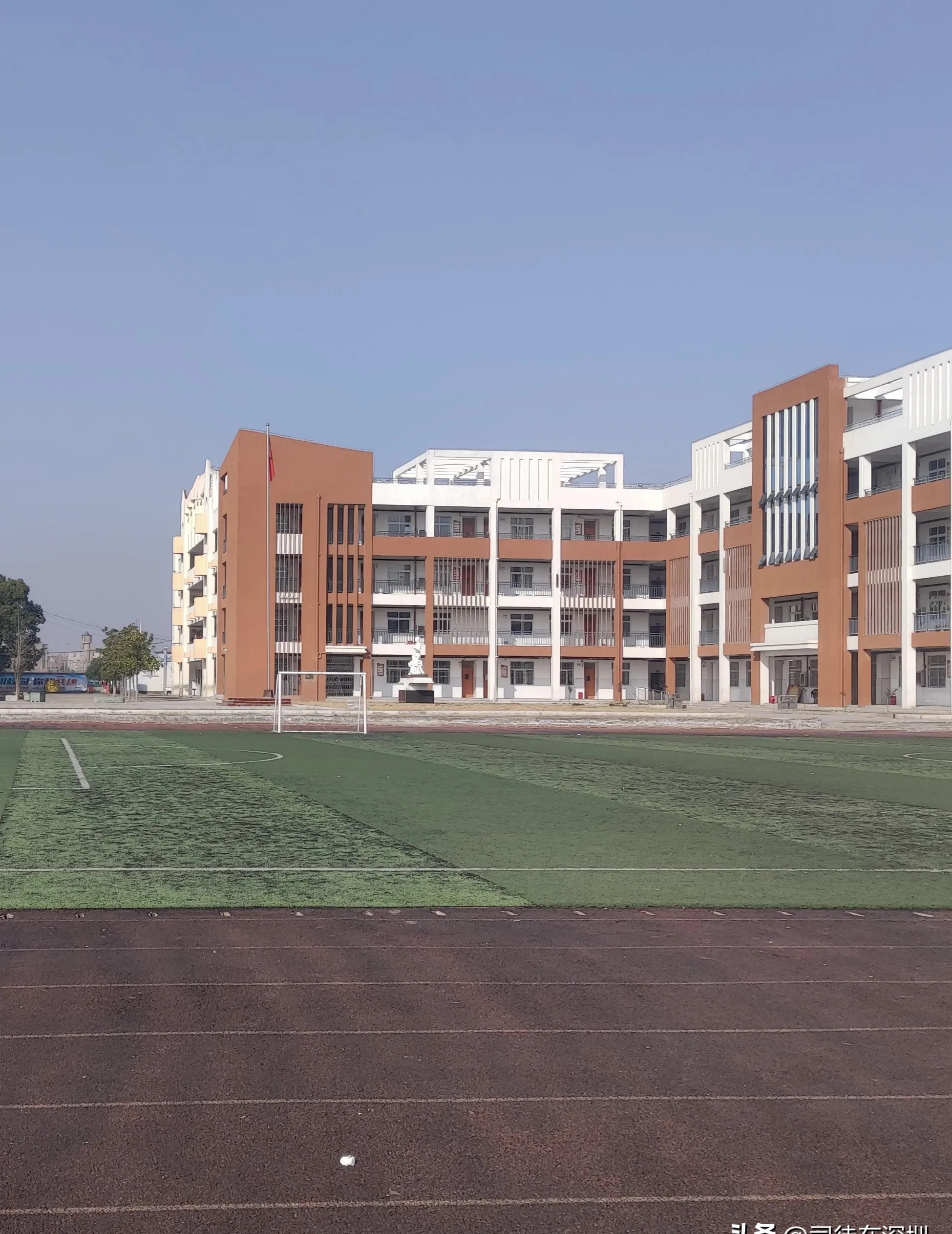 他说,如果有同学坐在同一个考场,座位又挨得挺近