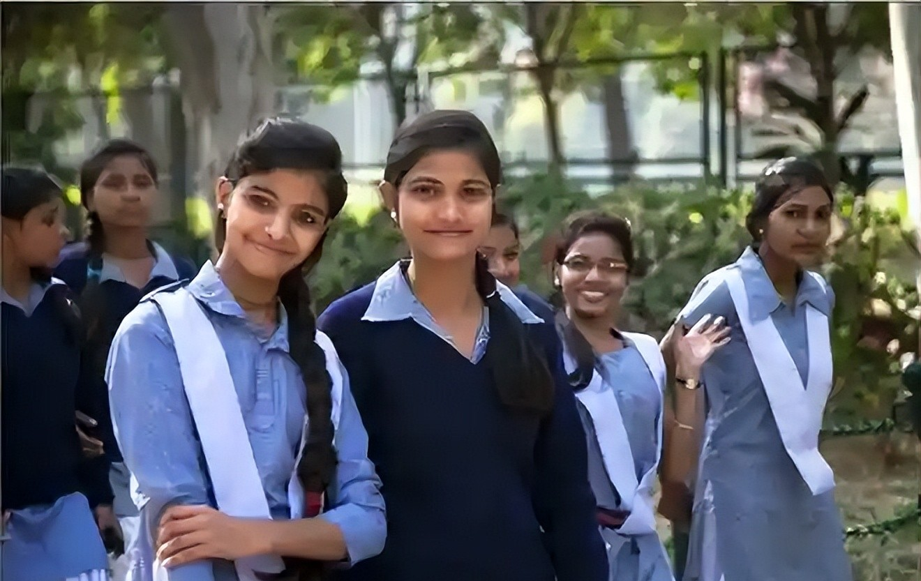 我有个高中同学后来去新加坡念书,同届有二十来个拿奖学金的印度人