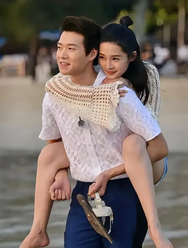 在温柔的海风里,李沁与魏大勋并肩走在沙滩上,十指紧扣的双手随着步伐