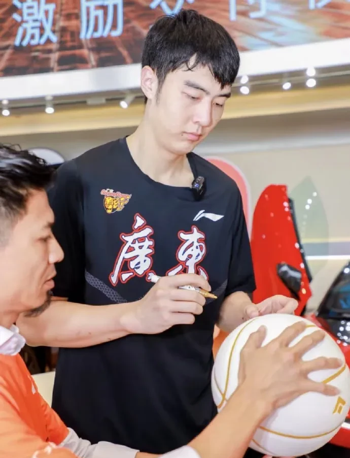 13米,体重118公斤,臂展2