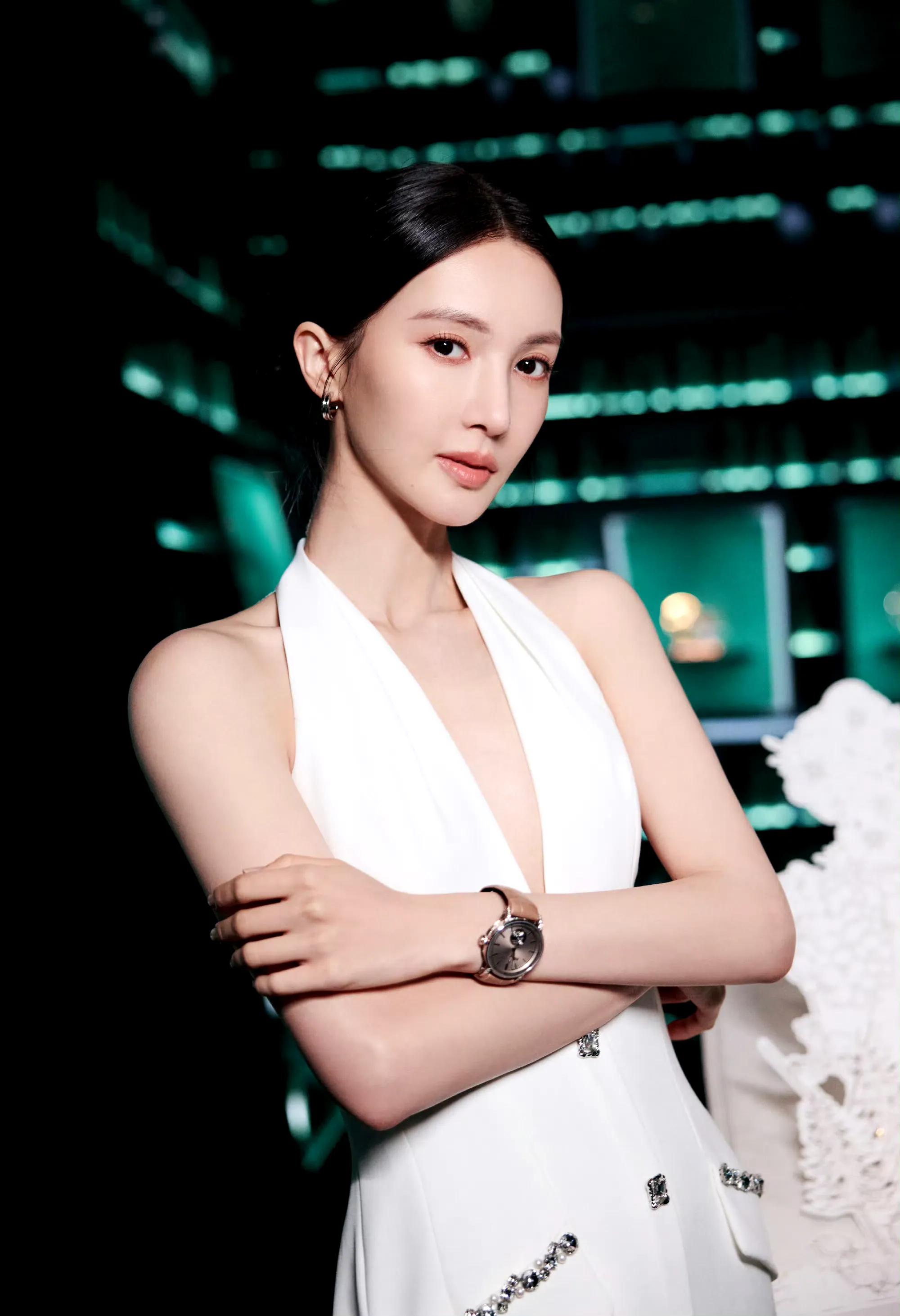 挂脖勒出天鹅颈深v暗藏小心机礼服上的装饰细节直接把高级感焊在
