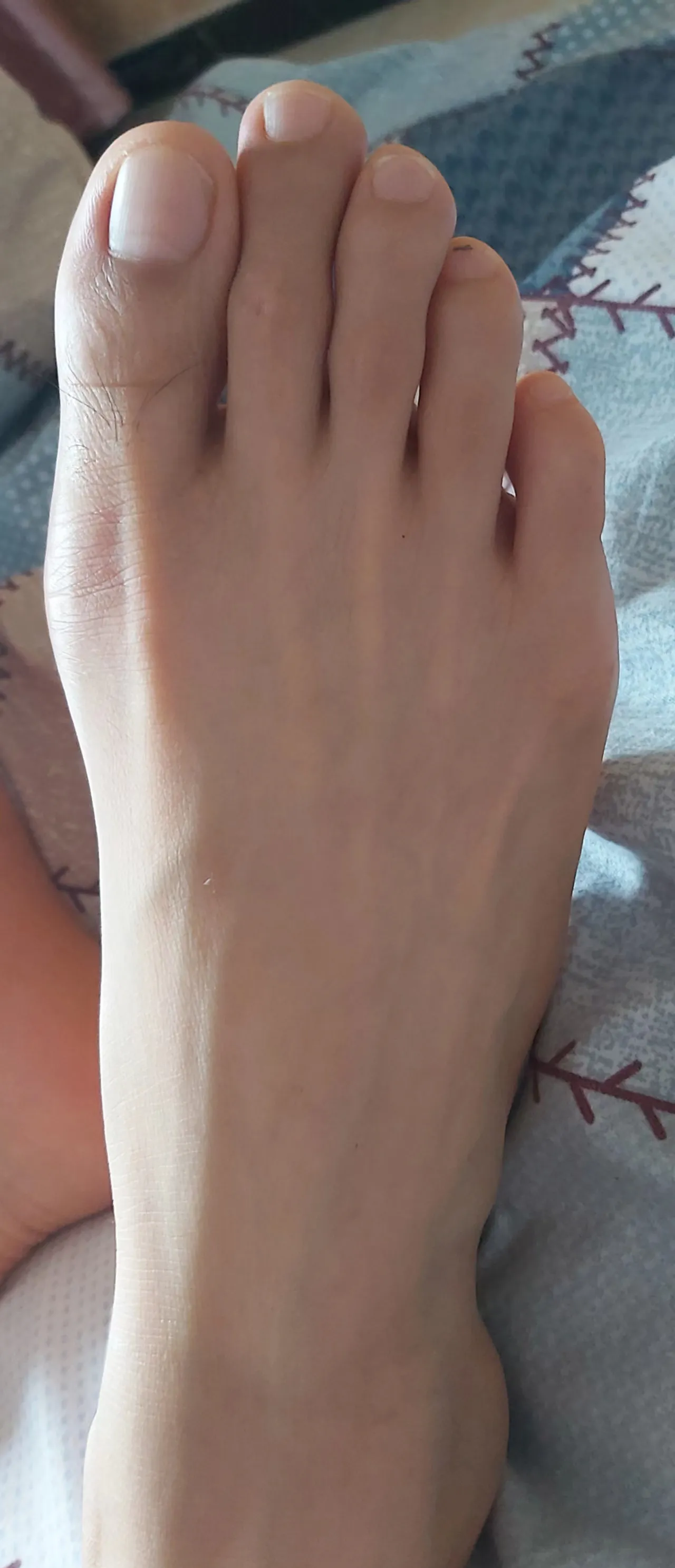 他这双脚真的好独特,标准的希腊脚