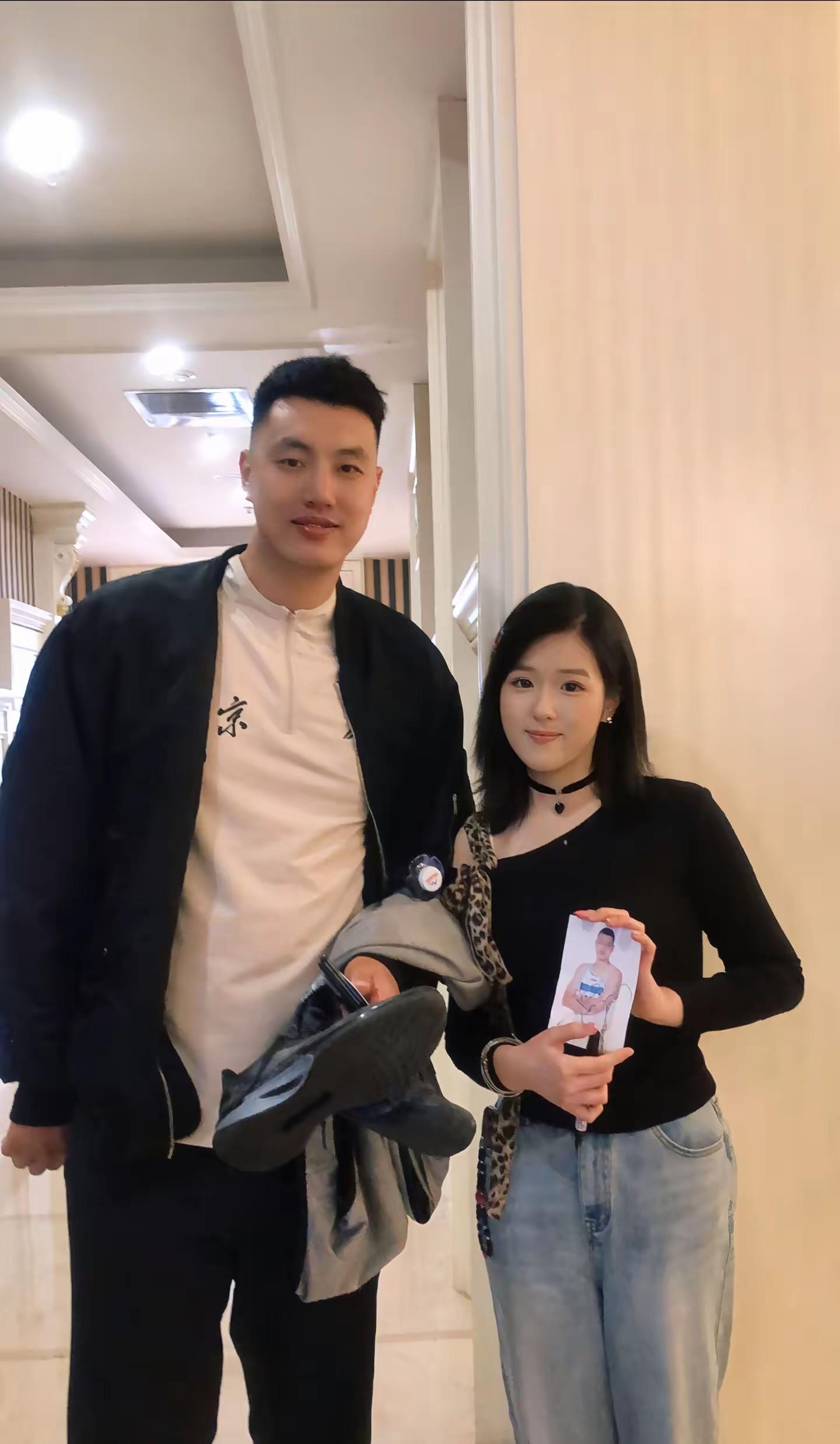 棣栭挗馃囸煫娥煡倊澶氬ソ鐨勪竴椤垫晠浜嬮噷