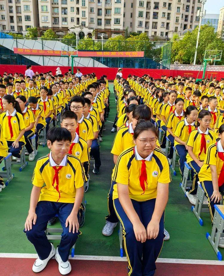 广东教育厅发布了严禁学校强制学生穿校服的规定,真不知又是哪位领导