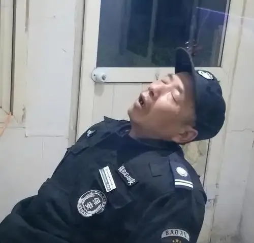 记住了,如果你做保安,没事别去巴结保安队长,今天请他吃饭,明天请他