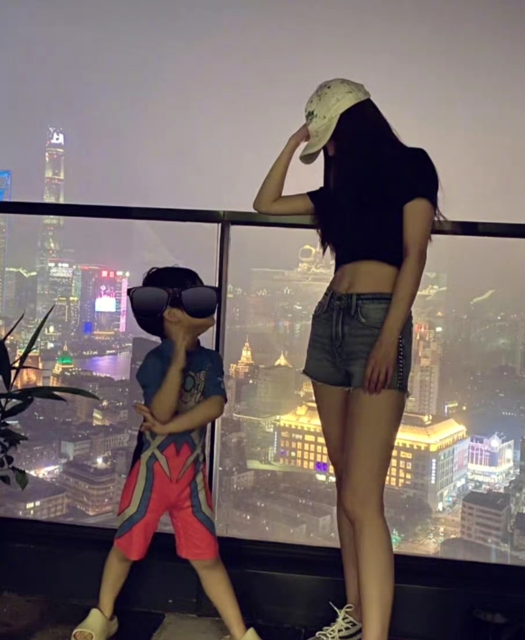 baby 的美照混血感拉满,早期她混血感就挺足,后来似有消退杨颖孩子小