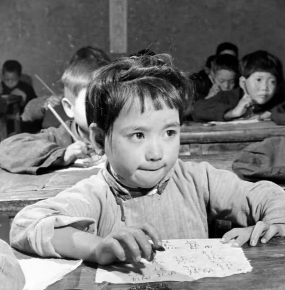 彼时解放战争正酣,关中平原屡经战火,临潼乡村的土坯教室里,孩子们身