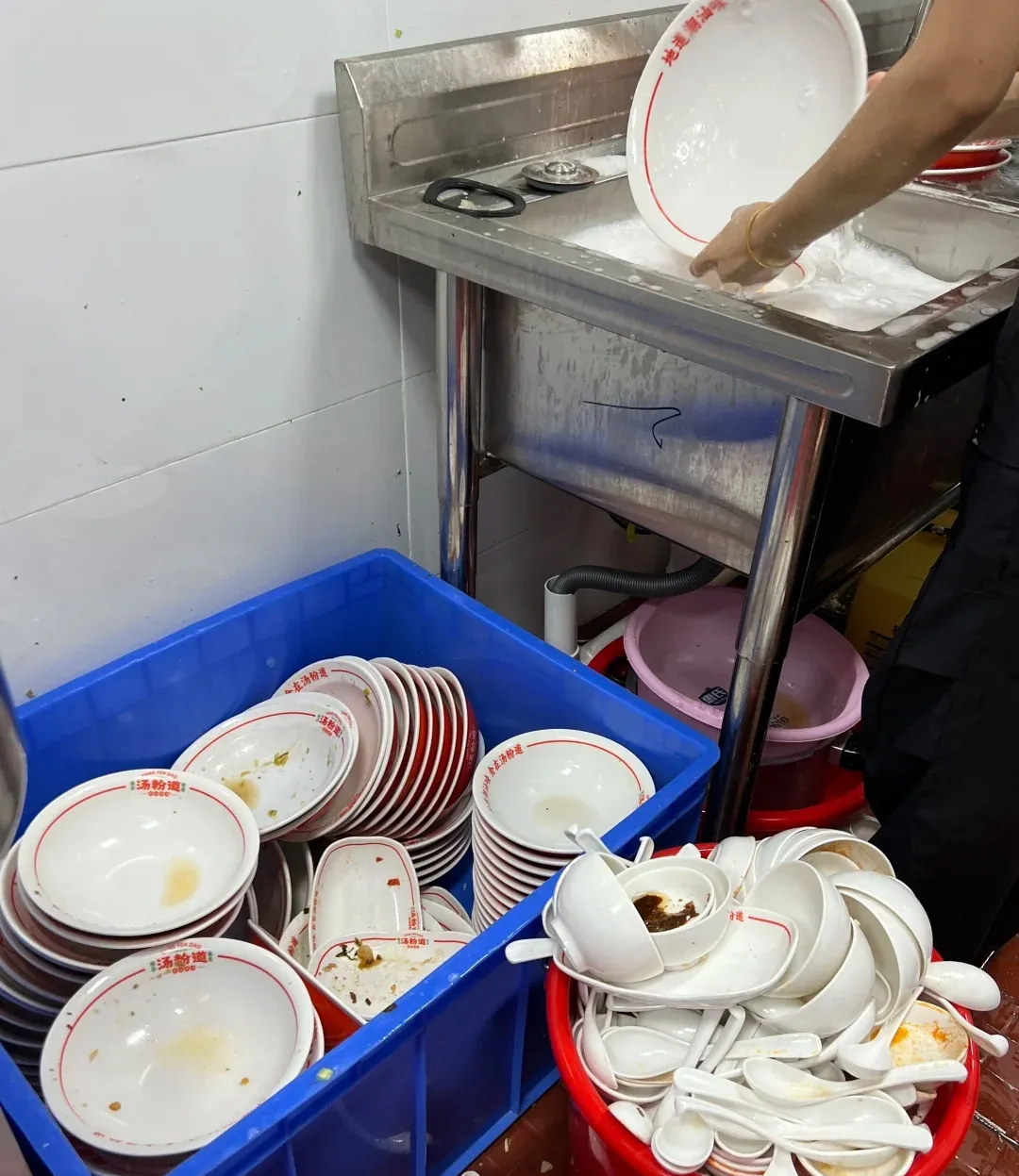 河南有个大姐,在饭店洗碗六年,攒了十六万,准备给孩子盖房子.每天天不