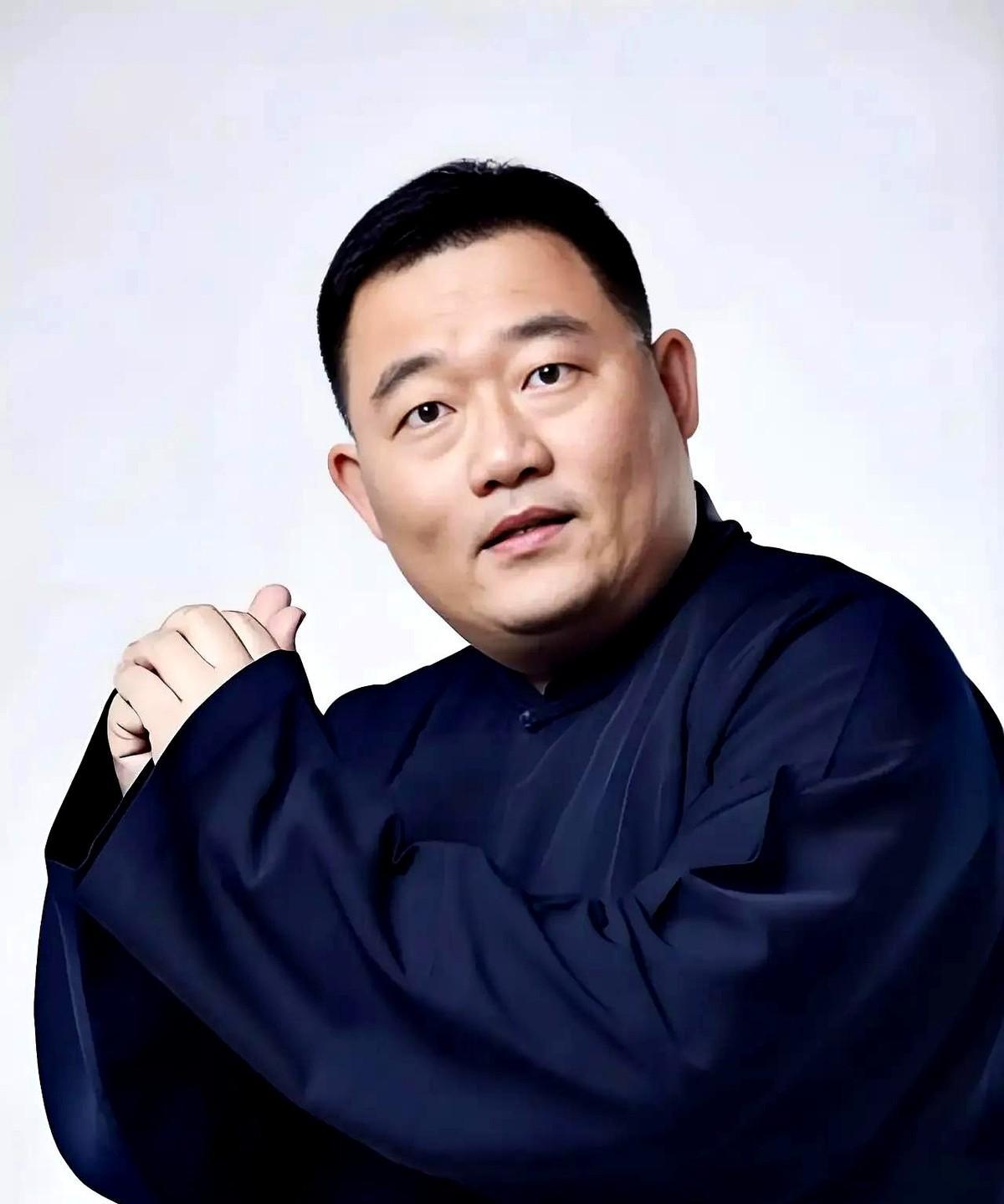挂着德云社相声演员郑喜定孬子主播郑好等一系列头衔的郑好直播