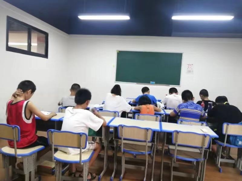 " 一位家长发文求助,称突然收到孩子英语辅导班老师短信,今晚起上课