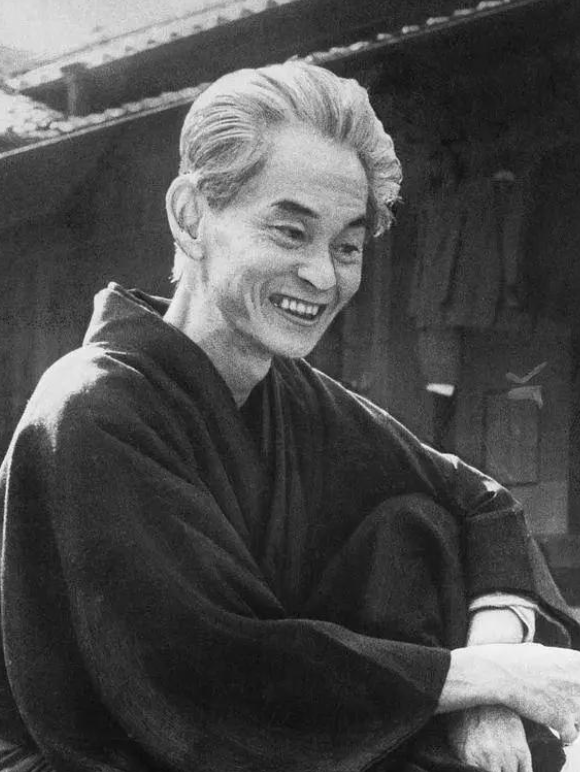 1972年,诺贝尔文学奖得主川端康成用吞煤气管的方式结束了自己的生命