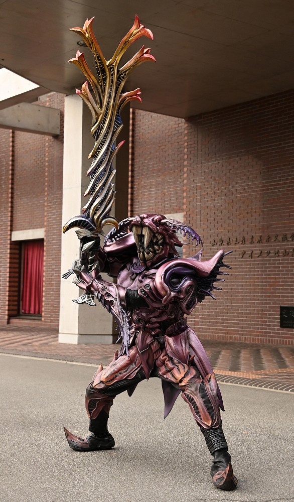 与现存种类相比,具有凶猛好战的性格,其最大的特征