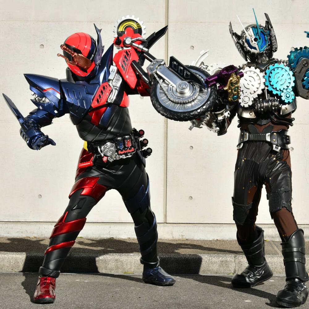 假面骑士创骑 鲨鱼摩托写真 使用"build驱动器",配合"鲨鱼满装瓶罐"与