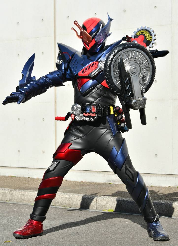 假面骑士创骑 鲨鱼摩托写真 使用"build驱动器",配合"鲨鱼满装瓶罐"与