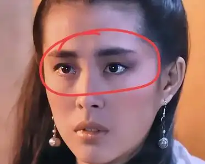 还记得她演的聂小倩,那双眼睛能勾人心魂,水汪汪的像一泓清泉,双眼皮