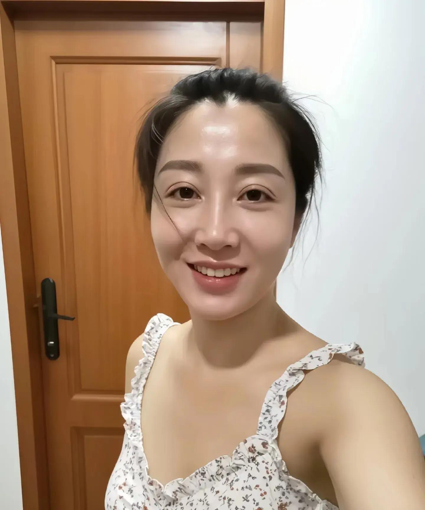 虽然经历了婚姻的挫折离异后的她并没有因此消沉而是依然保持对幸福