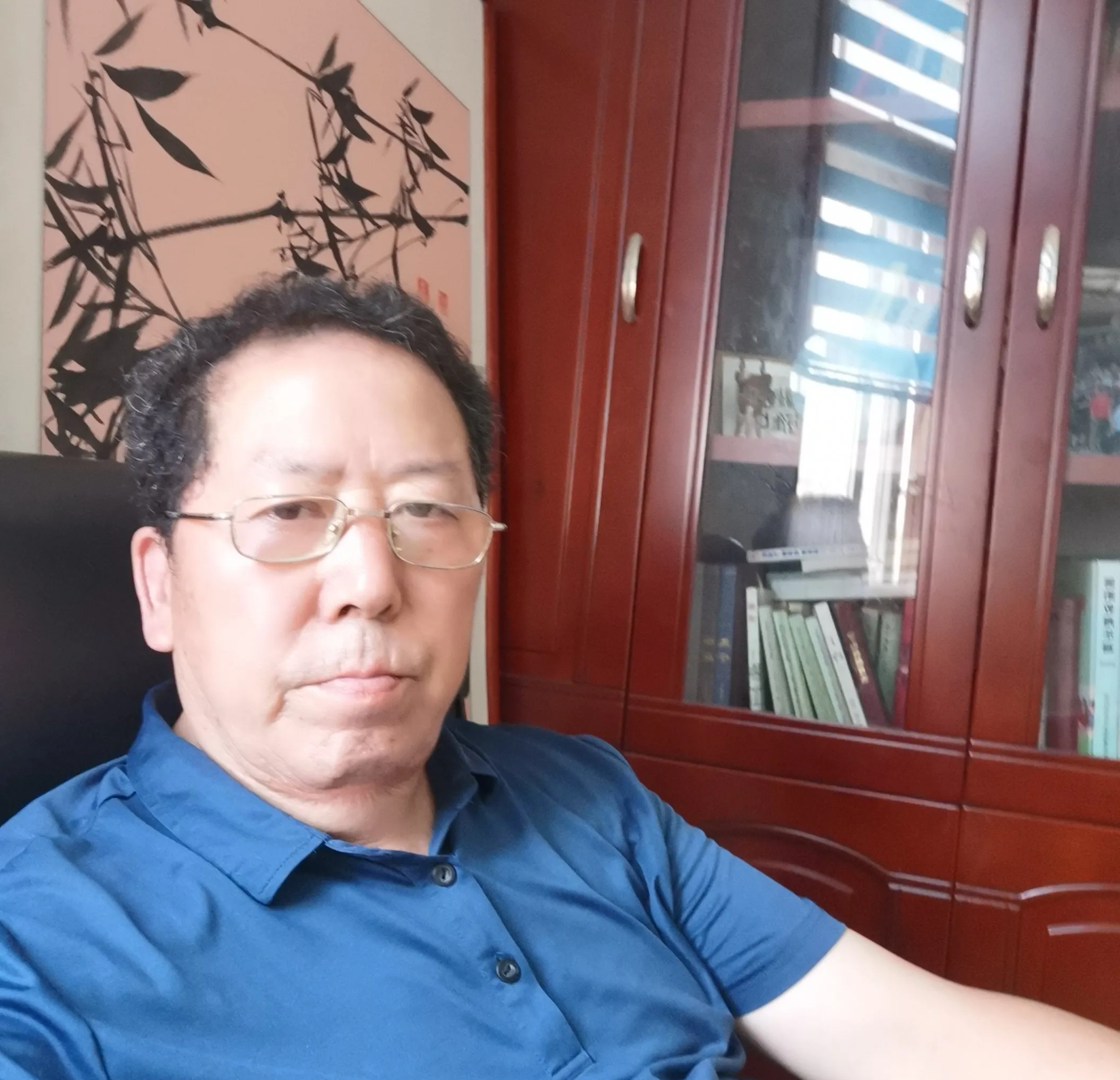 百名学生的村小当负责人,每天除了处理学校的日常工作和迎来送往以外