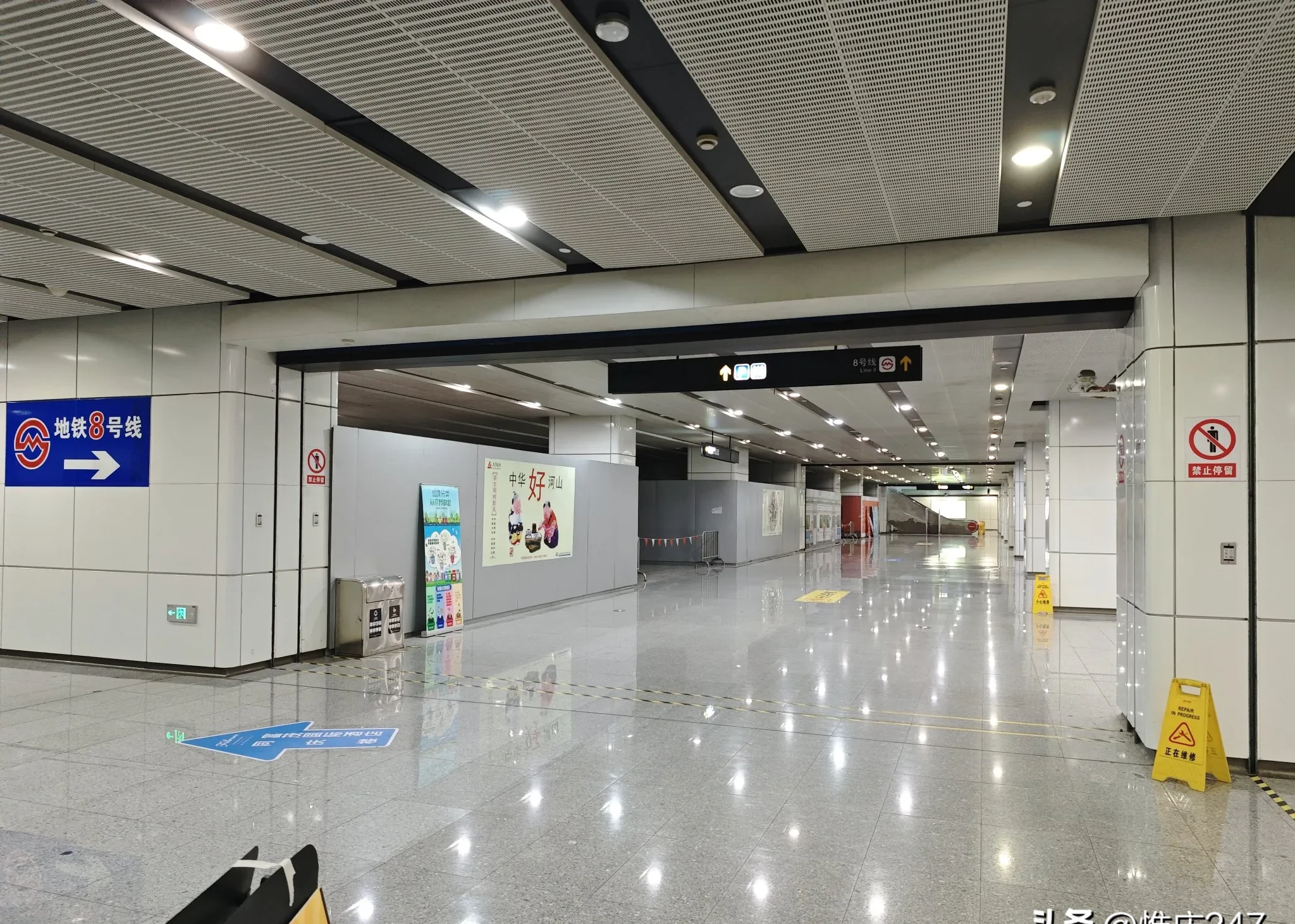 街头巷尾的煎饼摊都收得早,劲松地铁b口那家老李的摊子,中午就没影了