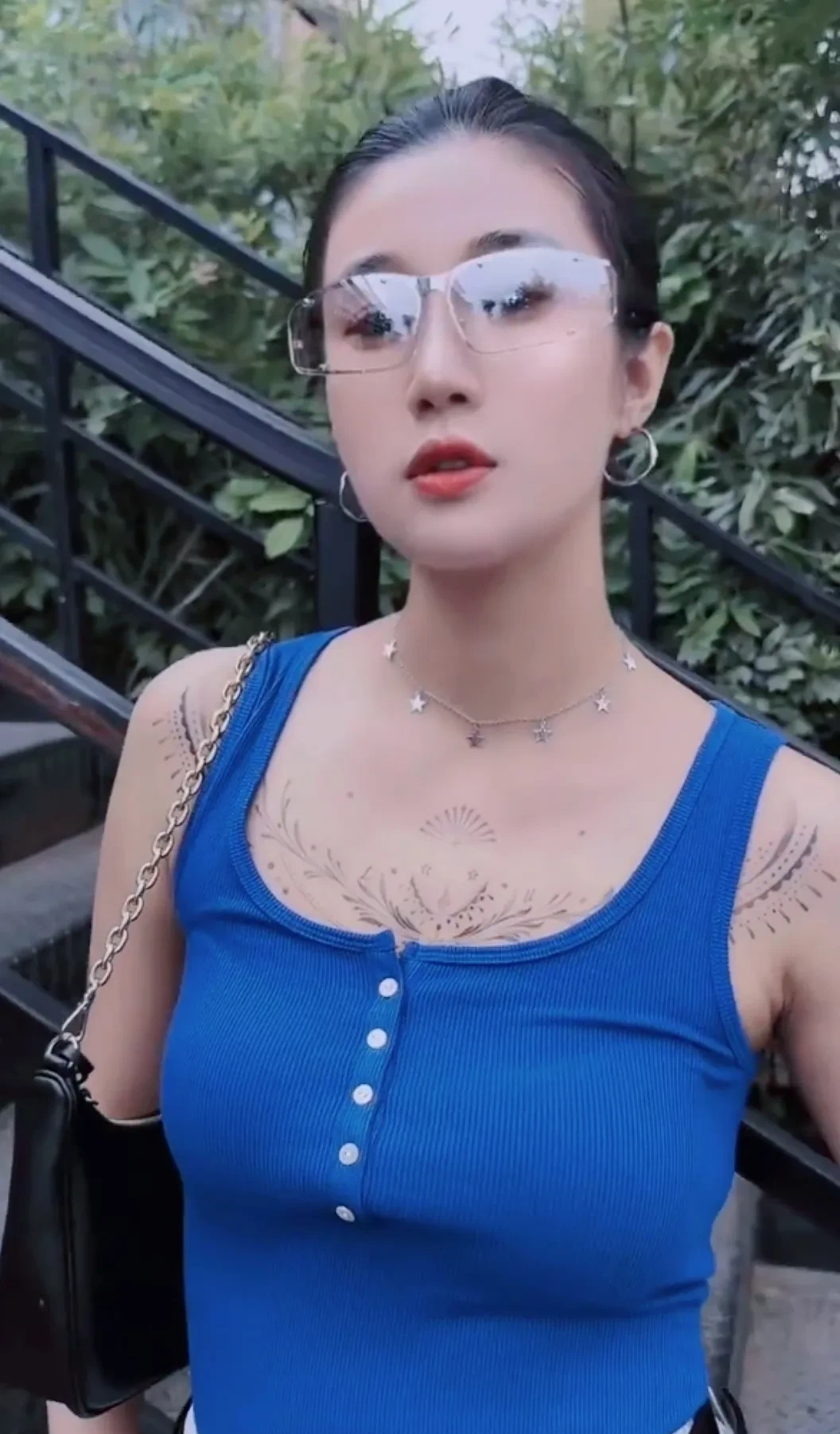 德云社演员艳妻晒照,霸气身材惹人羡!