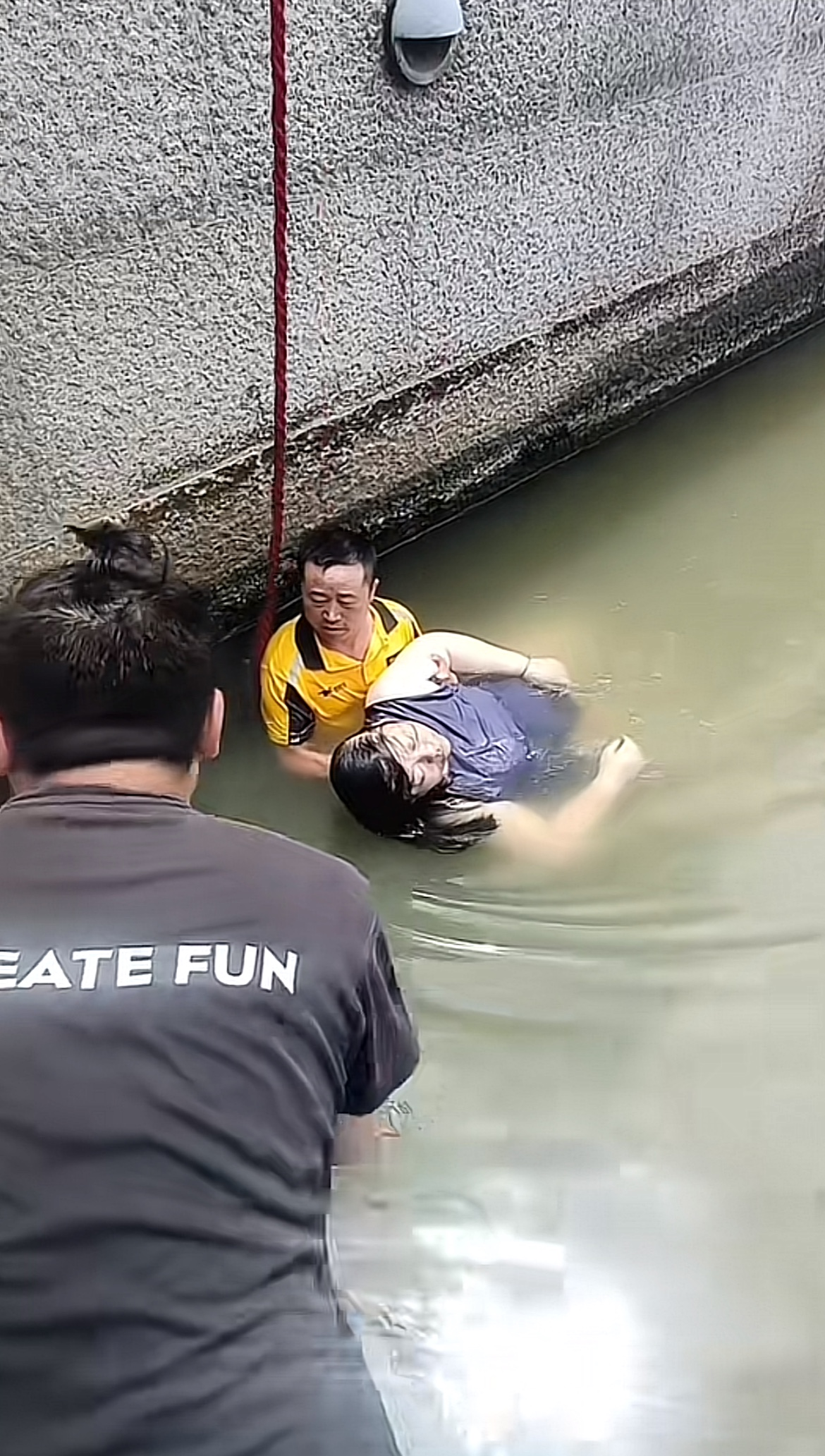 当众人把她从水里抬出来的一刻,立马倒吸一口气,原