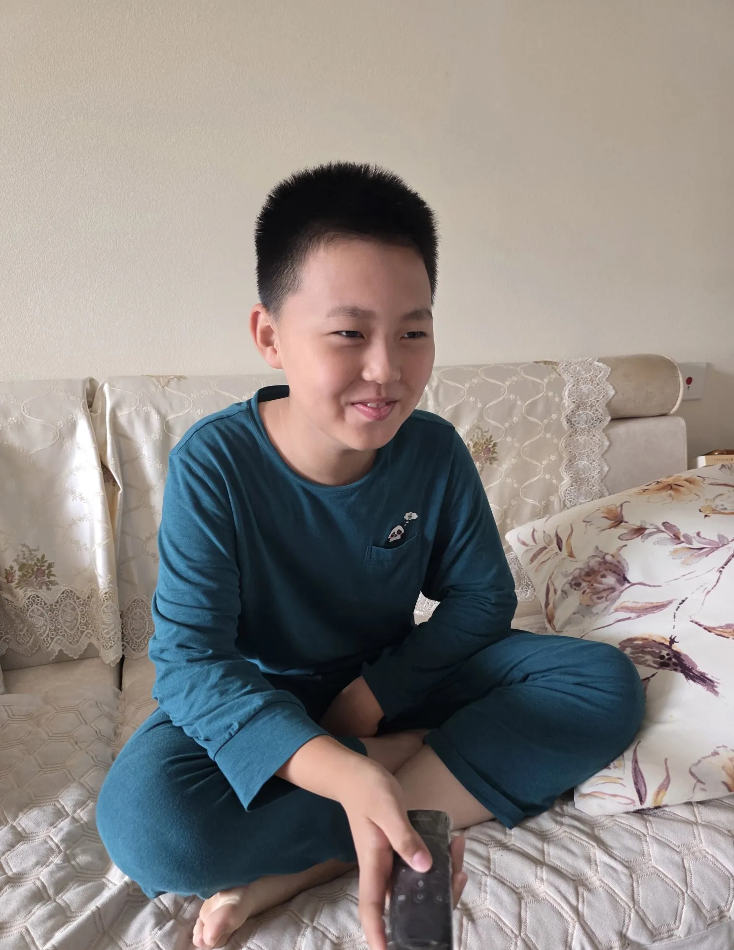 我不知道谁教会他这个动作,似曾相识,丝丝入心!