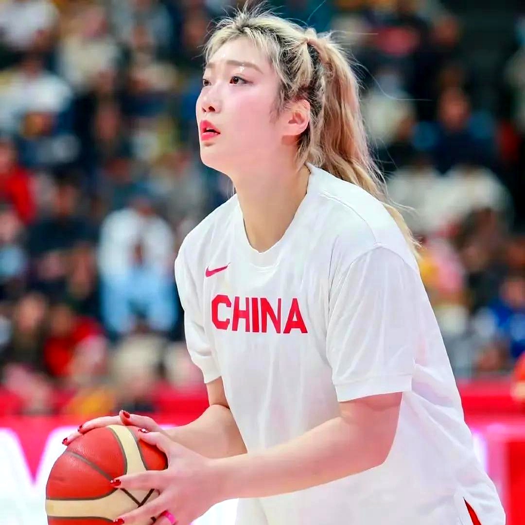 通过观察,最近的女篮比赛中,队员们几乎都不化妆了