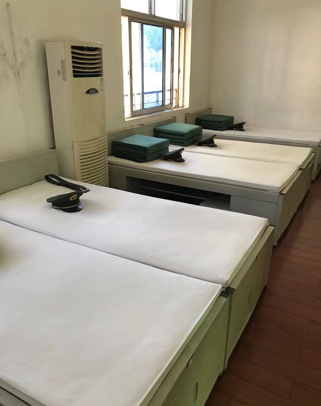 90年代,我在部队有一次休假跟老乡一起到镇上赶场买