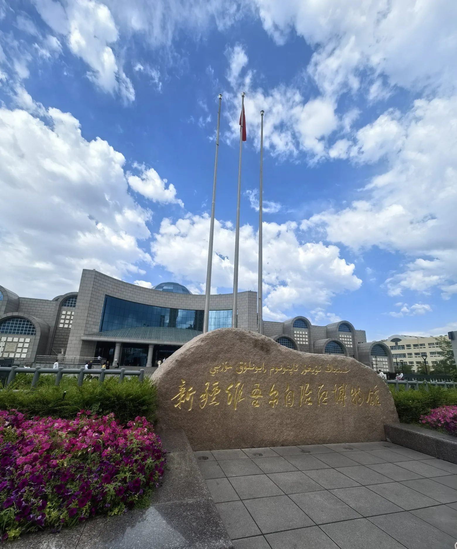 去了10天左右,大多时间都是在车上飞机上,可能去新疆自驾游会玩的更