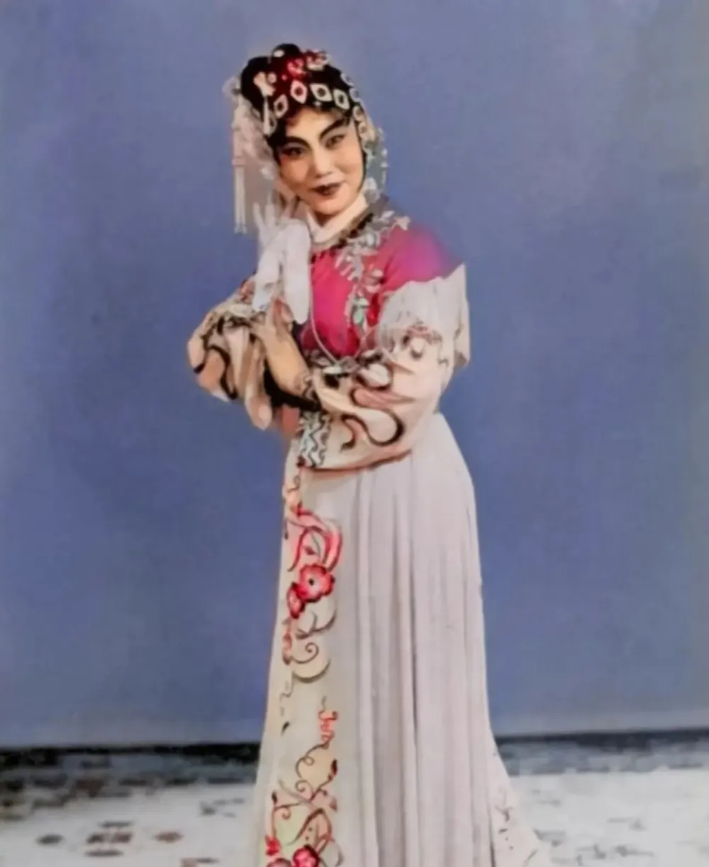 1952年,在莫斯科大剧院,梅兰芳看到常香玉两腿在哆嗦,他轻轻地走到