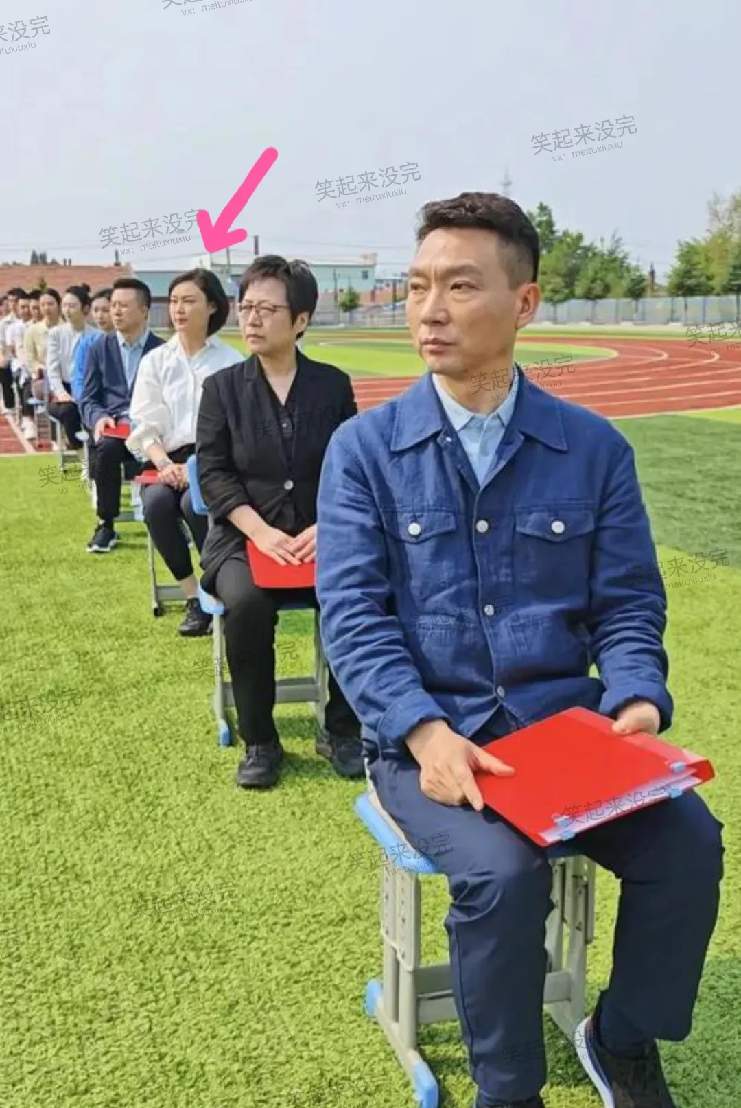 还得是央视的主持人,看他们的坐姿整齐规范,没有一个跷着二郎腿的,也