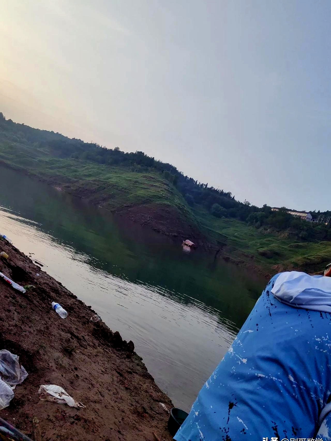 凌晨三点,小浪底水库的岸边已经亮起星星点点的头灯光