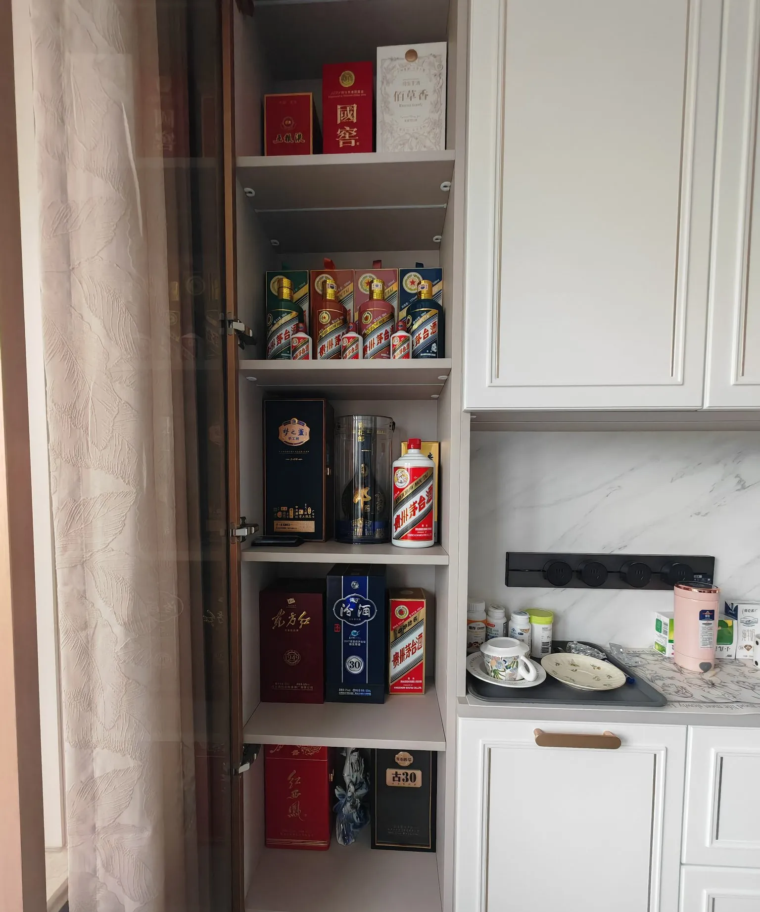 我的酒柜一隅,勉强把八大名酒集齐了