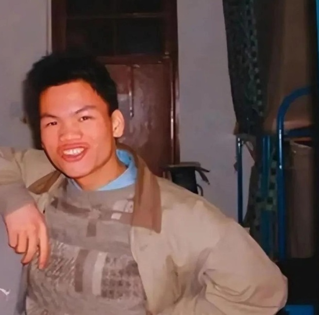 2004年2月13日,马加爵用石工锤砸碎同学头颅时