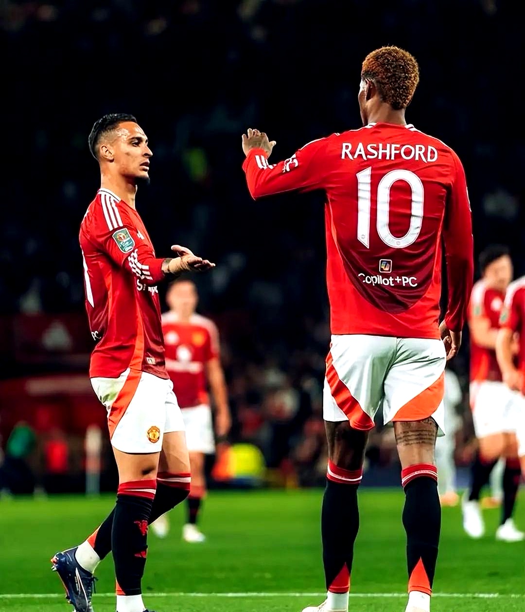 IM电竞-曼联中场明星锋线连续发威，球队晋级希望激增(曼联著名中场球员)