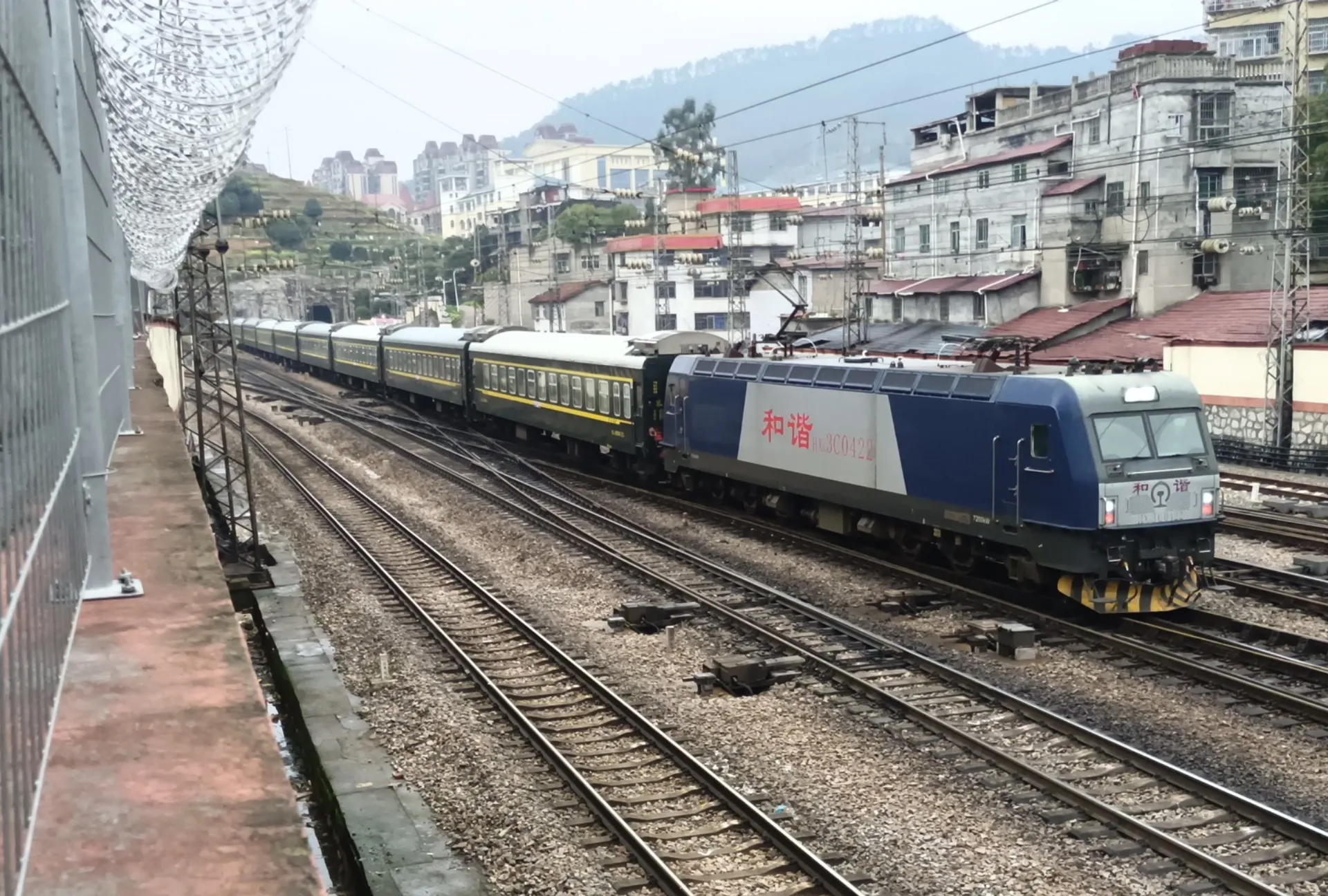 湖南省会城市长沙至湖南省辖县级市洪江之间的一趟新空调快速旅客列车