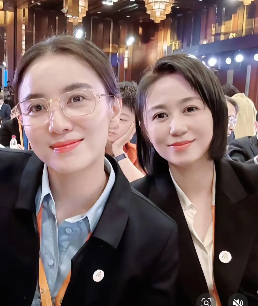 奇怪,一直觉得马丽算不上美女, 可这样一对比,确实也不丑啊!