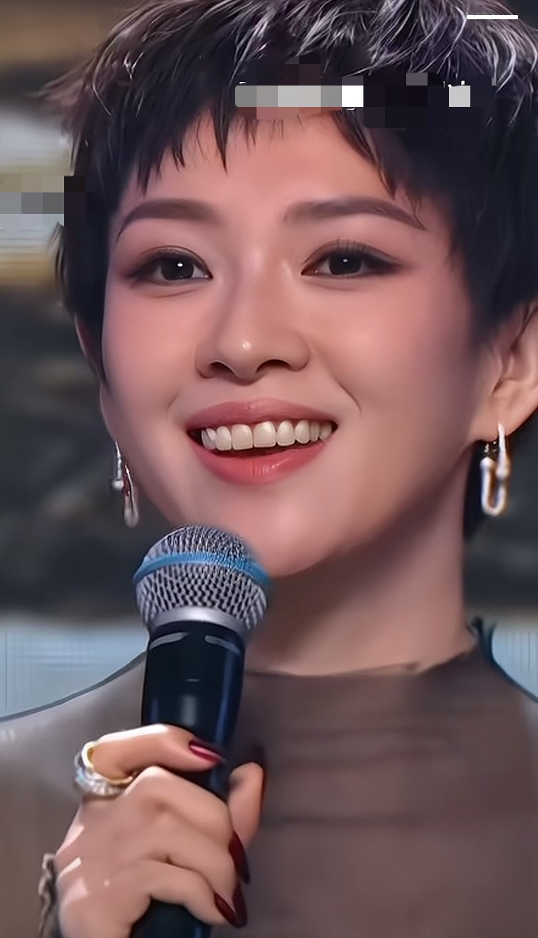 章子怡这次亮相,发现了她一个大变化:她的牙齿做了贴片,不再是黄黄的