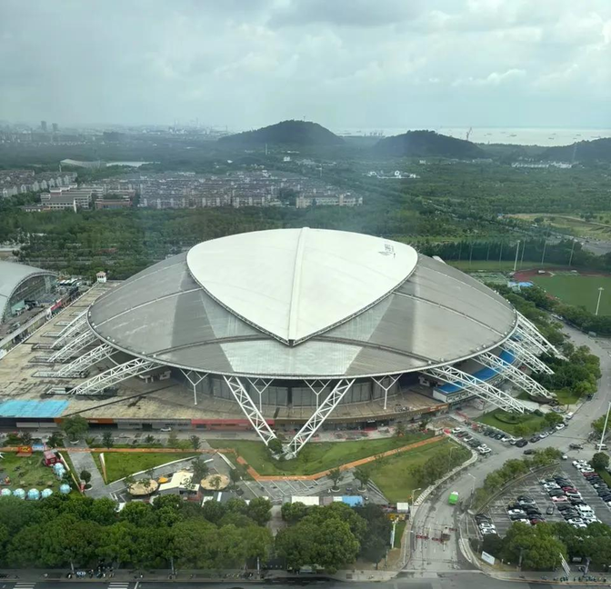 昆山说了,我搞专业下沉式足球场,南通这边就把能开合的顶棚亮出来