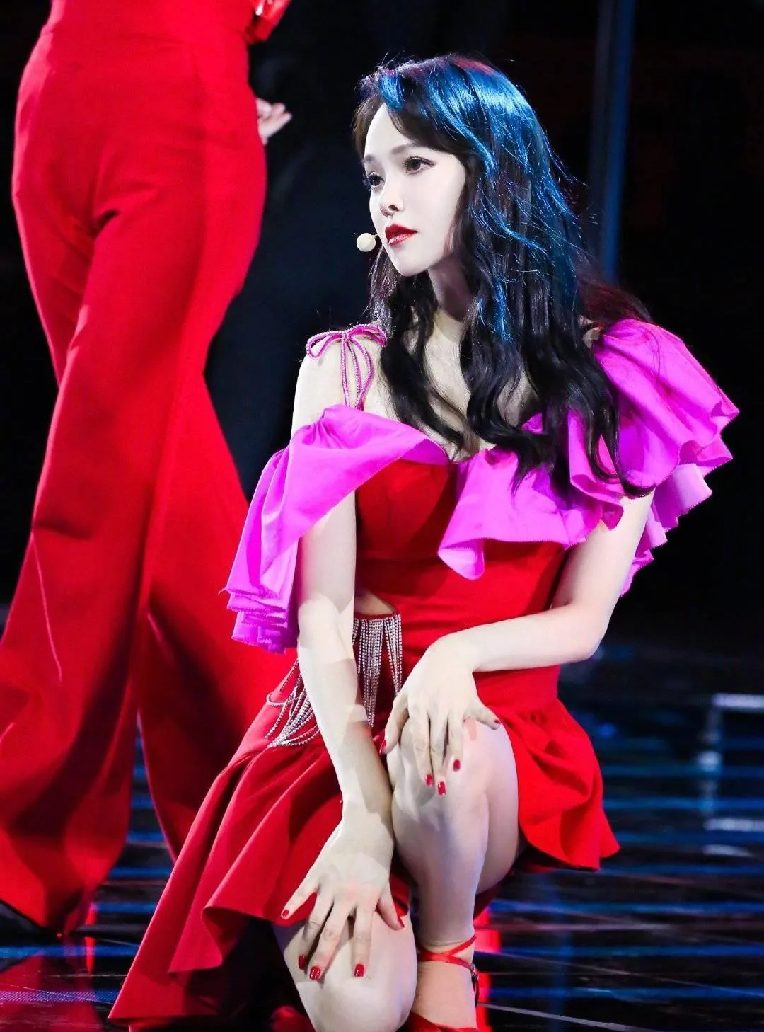 主持人问伊能静:"如果必须孤独地飞往另一个星球,只能带有一往东西,你