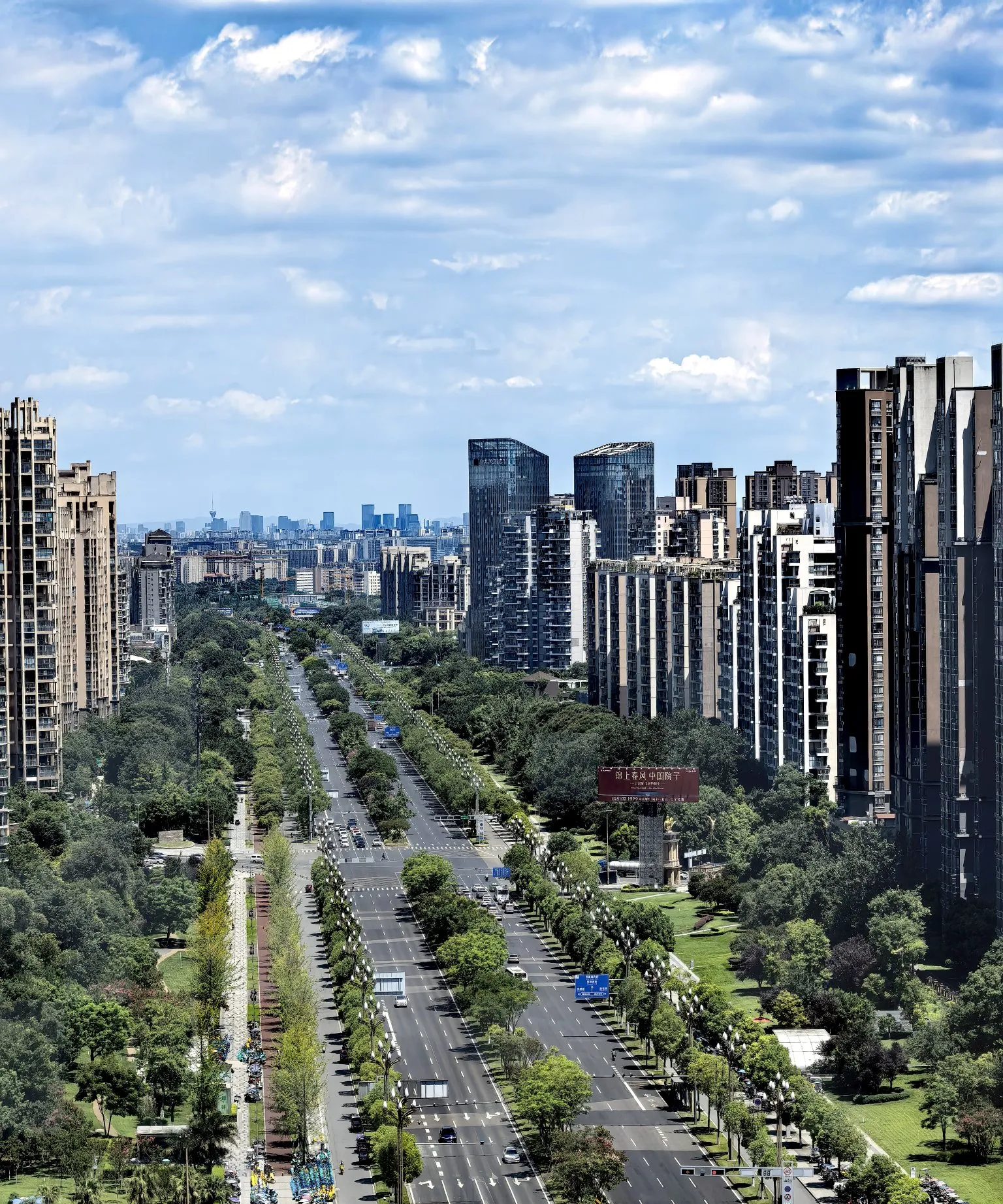 西至南熏大道交会路口,约14公里长,像条轴线贯穿老成都人文与新成都